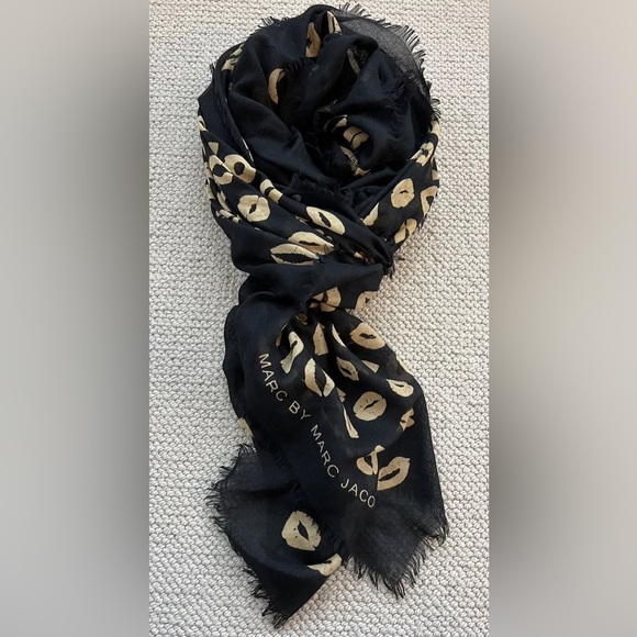 MARC JACOBS Kiss Print Scarf - Picture 4 of 10